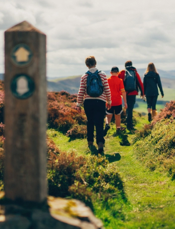 Cerddwyr ym Moel Fenlli, Llwybr Clawdd Offa, Sir Ddinbych, Gogledd Cymru