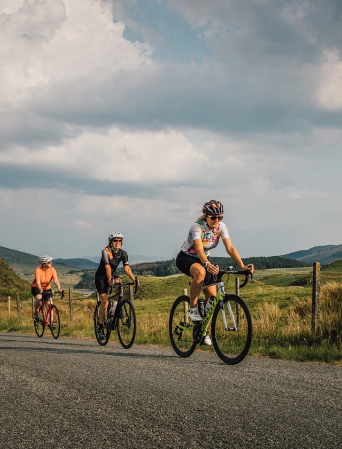 Beicwyr yn Nantlle ar Ffordd Brailsford, Gogledd Cymru