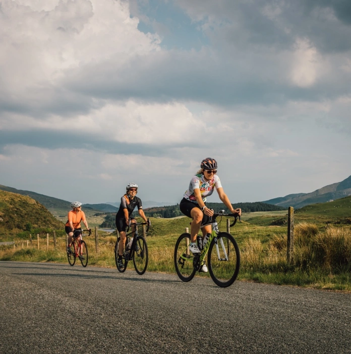 Beicwyr yn Nantlle ar Ffordd Brailsford, Gogledd Cymru
