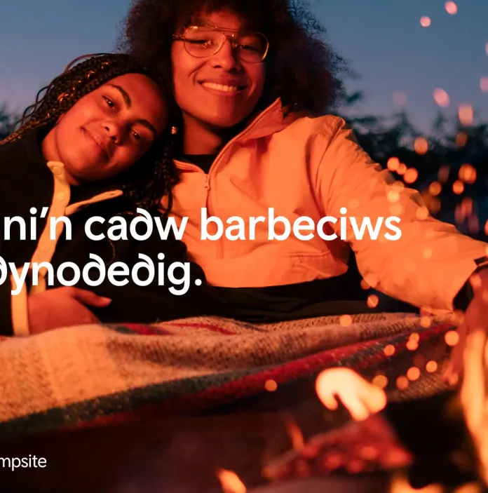 Delwedd sy'n hyrwyddo bod yn ofalus gyda barbeciws a pheidio byth â chynnau tan ar y traeth.