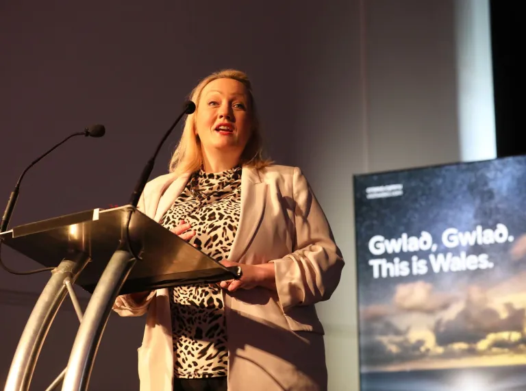 Llun o Rebecca Evans AS, Ysgrifennydd y Cabinet dros yr Economi, Ynni a Chynllunio.