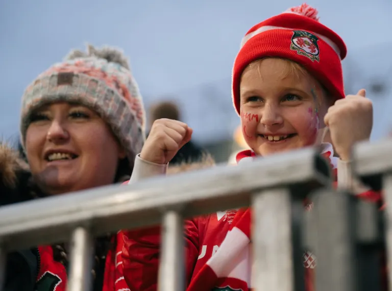 Teulu o gefnogwyr Wrecsam.