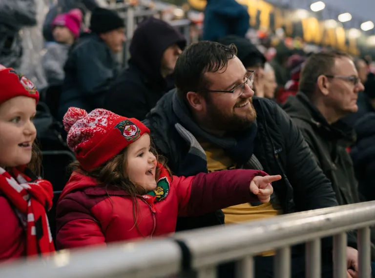 Teulu o gefnogwyr Wrecsam.