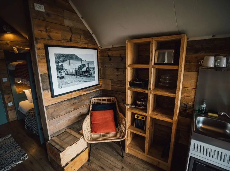 Delwedd yn dangos tu mewn i'r pod glampio yn Llechwedd Glamping.