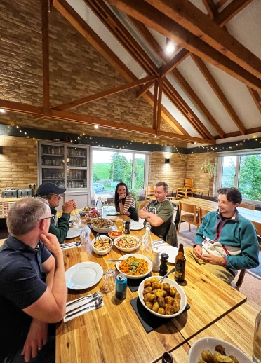 Grŵp o feicwyr yn mwynhau swper yn The Lodge Staylittle