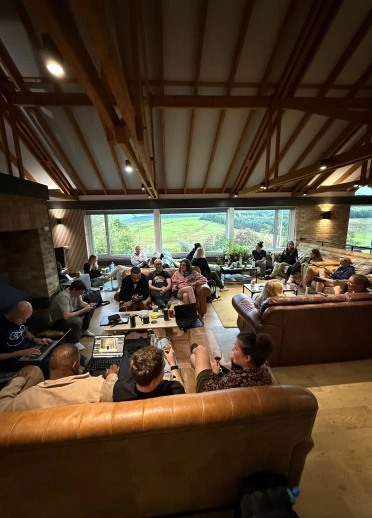 Grŵp o feicwyr yn ymlacio yn The Lodge Staylittle
