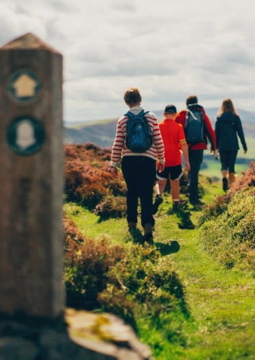 Cerddwyr ym Moel Fenlli, Llwybr Clawdd Offa, Sir Ddinbych, Gogledd Cymru