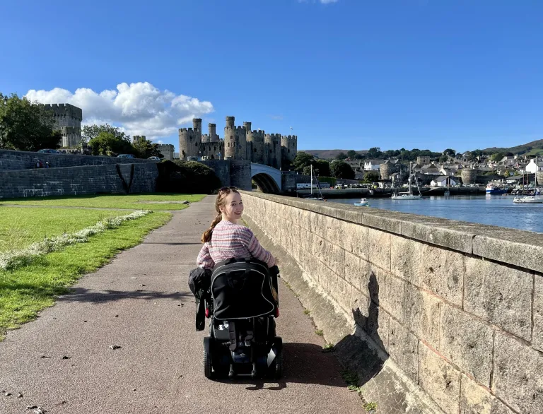Mae Pippa Stacey yn crwydro rhan o Lwybr Arfordir Cymru yng Ngogledd Cymru