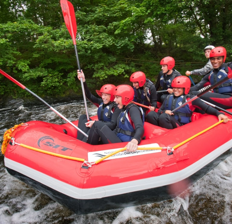 Rafftio dŵr gwyn Canolfan Tryweryn, Canolfan Genedlaethol y Dŵr Gwyn, ger y Bala, Gwynedd