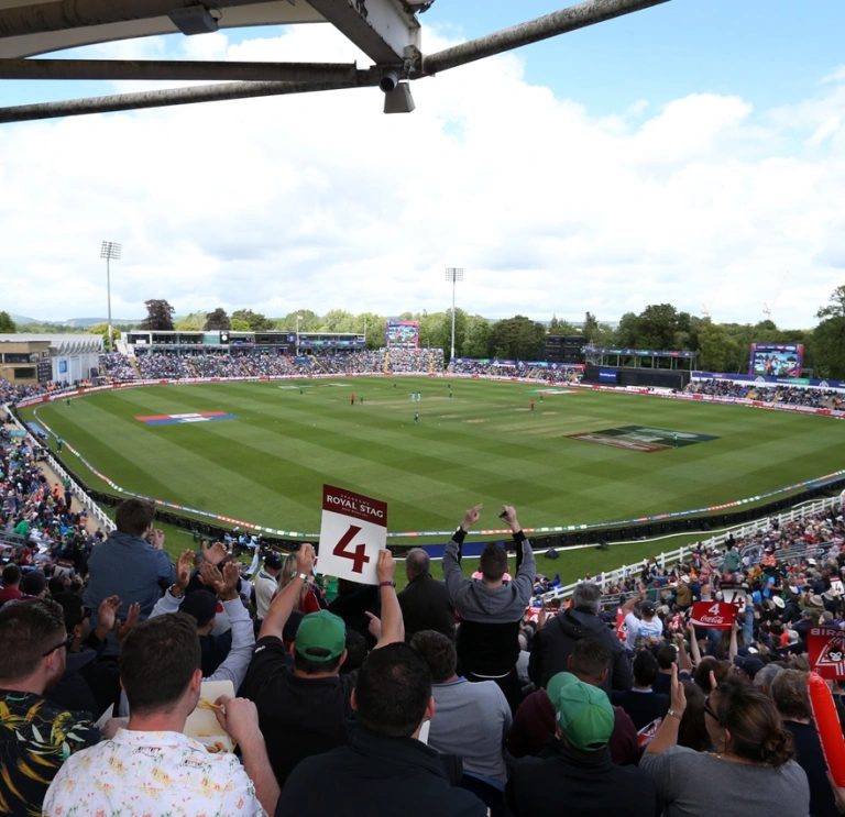 Golwg eang o’r gëm griced rhwng Lloegr a Bangladesh, Gerddi Sophia, Caerdydd