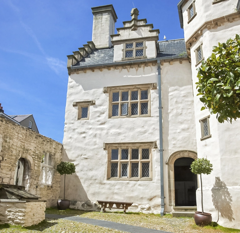 Y Cwrt Uchaf, Plas Mawr