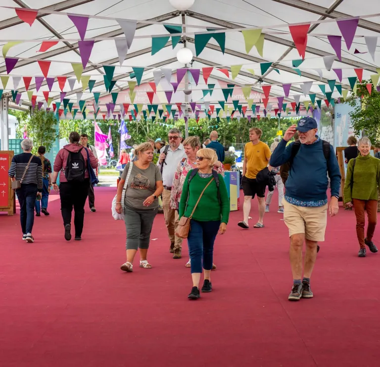 Pobl yn cyrraedd Gŵyl y Gelli 2025