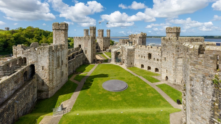 Y tu mewn i dir castell gyda golygfeydd o'r môr.