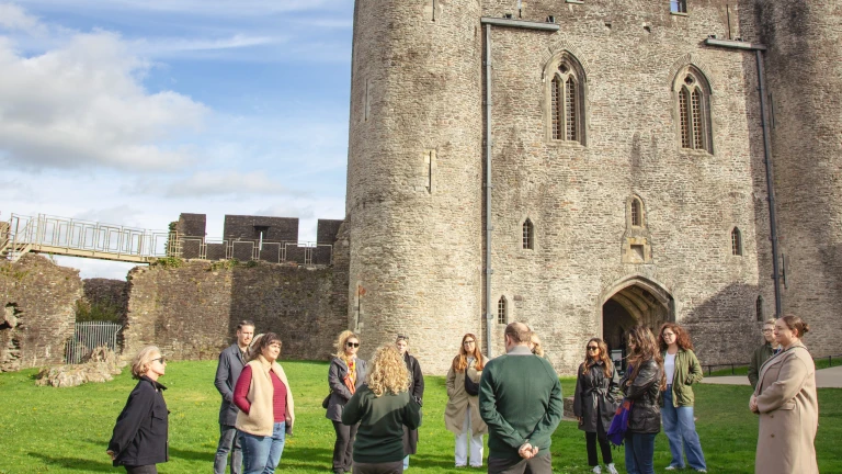 Grŵp yn ymweld â Chastell Caerffili