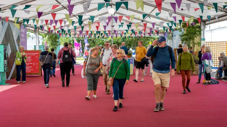 Pobl yn cyrraedd Gŵyl y Gelli 2025