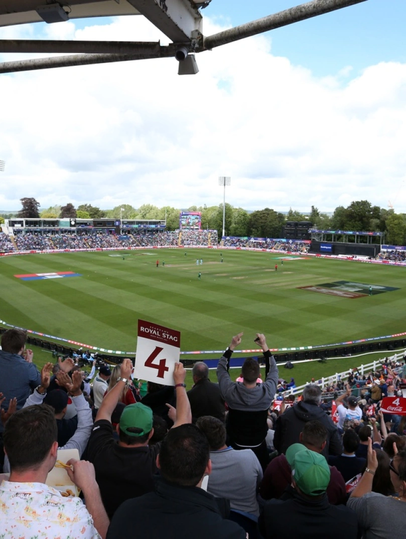 Golwg eang o’r gëm griced rhwng Lloegr a Bangladesh, Gerddi Sophia, Caerdydd