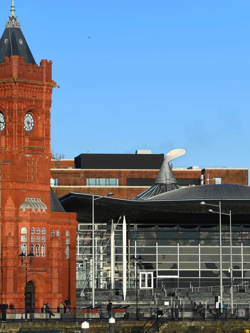 Golygfa o flaen adeilad y Senedd