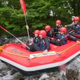 Rafftio dŵr gwyn Canolfan Tryweryn, Canolfan Genedlaethol y Dŵr Gwyn, ger y Bala, Gwynedd