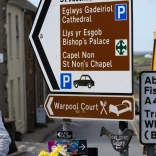 Arwyddion yn Nhŷ Ddewi, Tyddewi, Sir Benfro, Cymru, DU