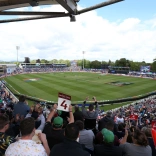 Golwg eang o’r gëm griced rhwng Lloegr a Bangladesh, Gerddi Sophia, Caerdydd