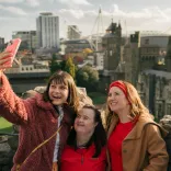 Llun o dri o bobl yn cymryd hunlun yng Nghastell Caerdydd