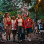 Grŵp o bobl ifanc yn yr ŵyl 'Between the Trees', Coed Candleston, Merthyr Mawr, De Cymru.