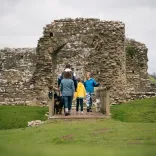 Teulu a'u ci yng Nghastell Ogwr.