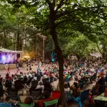 Torf yn gwylio perfformiad Ballet Cymru yng Ngŵyl Between the Trees, Pen-y-bont ar Ogwr