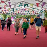 Pobl yn cyrraedd Gŵyl y Gelli 2025