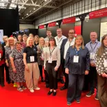 Llun grŵp o arddangoswyr mewn sioe fasnach
