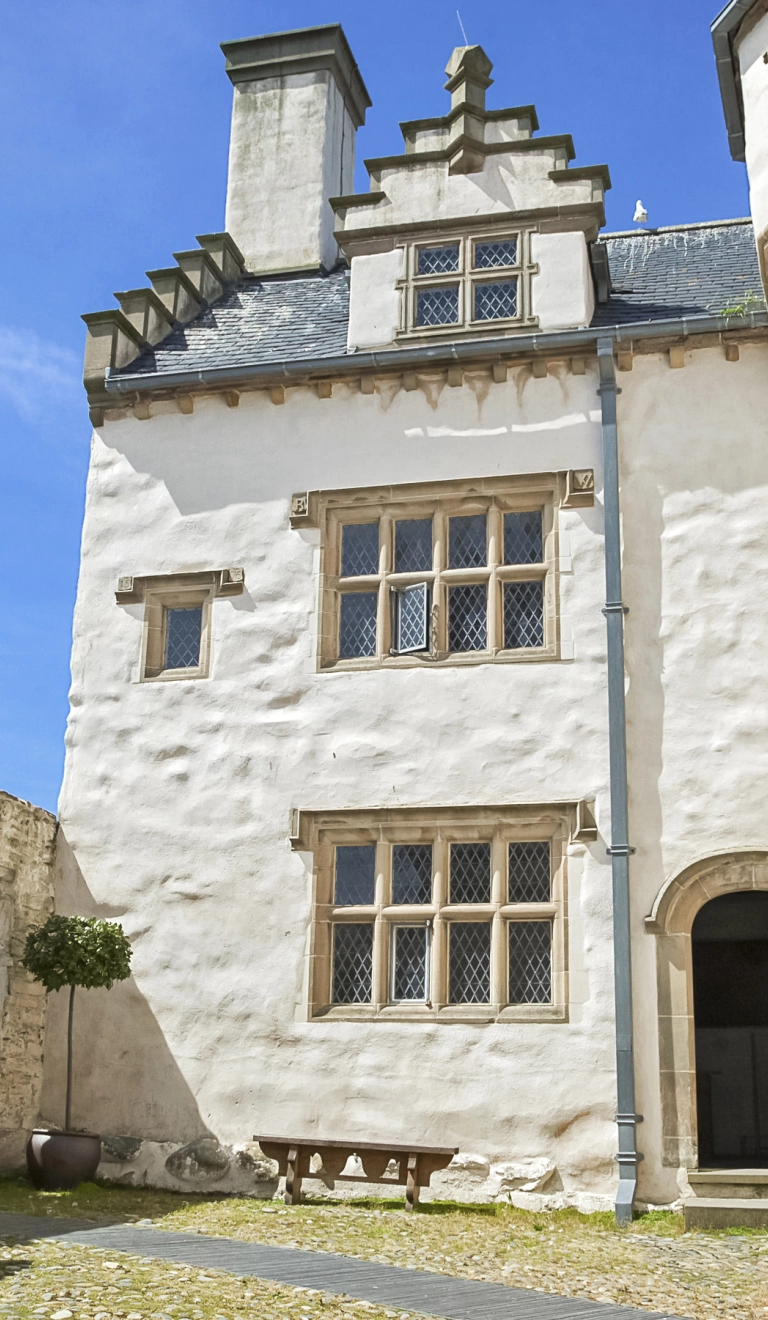 Y Cwrt Uchaf, Plas Mawr